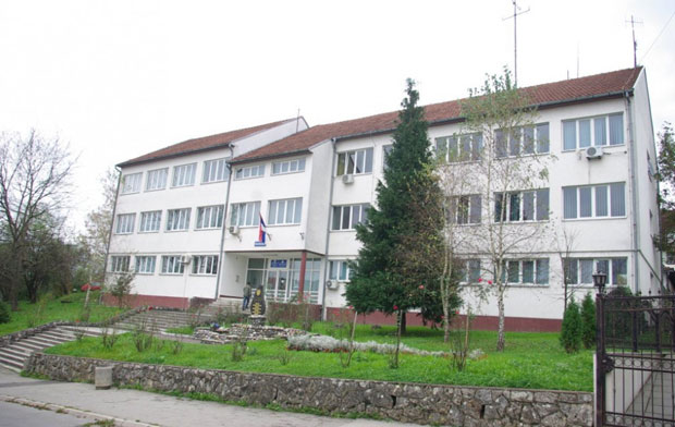 ПРОВАЛИО У КУЋУ ПА ЈЕ НАПАО: Насрнуо на жену и са оба уха јој откинуо наушнице