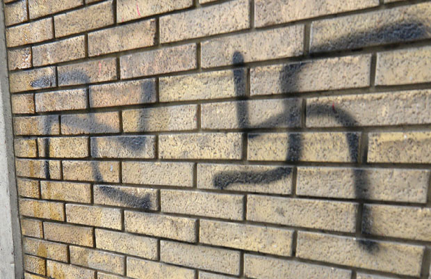 Поново осванули усташки симболи, грађани их уклањају
