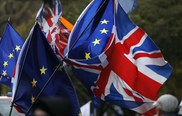 РАСКОЛ ОКО БРЕГЗИТА: Троје британских посланика напустило конзервативце