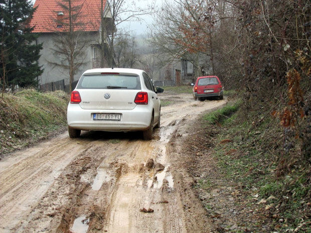 Зашто су сеоски путеви у Ваљевској Лозници уместо каменом насути блатом