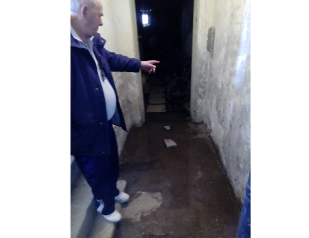 МУКЕ СТАНАРА: Фекалије пуне подруме (ФОТО)