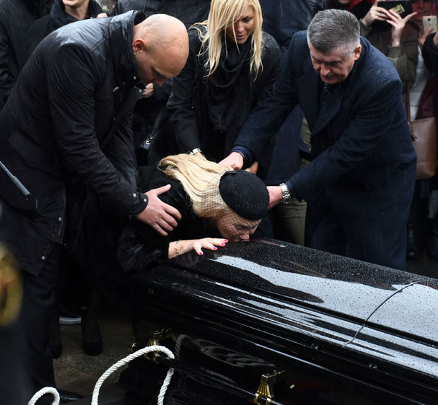 САХРАЊЕН ШАБАН ШАУЛИЋ: Сандук спуштали уз песму Не плачи душо, Гордана једва стајала на ногама (ФОТО /ВИДЕО)