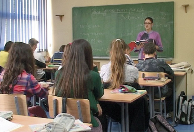 ПОВРАТАК У КЛУПЕ ПОСЛЕ ПРОДУЖЕНОГ РАСПУСТА: Часови и суботом, сажимају градиво
