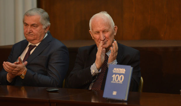     ПЕСНИК ЗА ВЕЧИТА ВРЕМЕНА: Књига „100 мојих портрета“ Матије Бећковића одушевила у Новом Саду (ФОТО)
