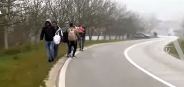 Група миграната кренула из Бихаћа ка Сарајеву