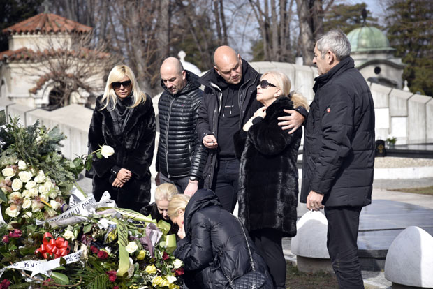 ПОТРЕСНЕ СЦЕНЕ НА ШАУЛИЋЕВОМ ГРОБУ: Не престају сузе и јецаји за Шабаном