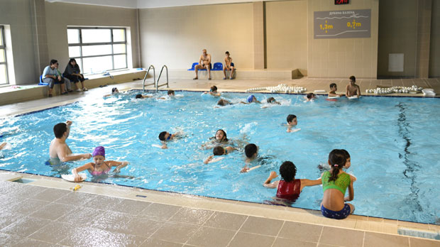 ДЕЦА МИГРАНАТА НАШЛA СРЕЋУ У ПИРОТУ: Уче српски и пливају