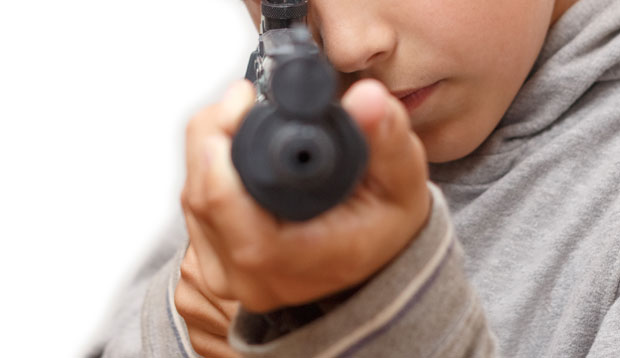 ИГРАЛИ СЕ ПИШТОЉЕМ ПА МЕТАК ОПАЛИО: Рањен младић у Нишу