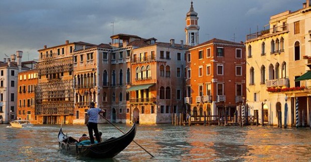Венеција планира да уведе таксу туристима до 10 евра