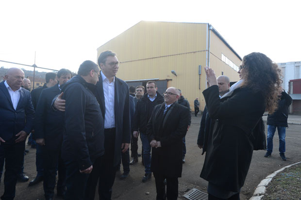 Дирљив сусрет председника Вучића и војног инвалида (ФОТО)