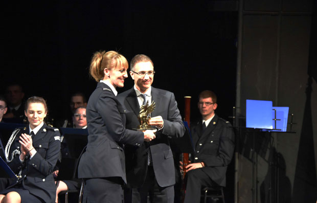 ПРИЗНАЊА ТИХИМ ХЕРОЈИМА ДАНАШЊИЦЕ: Стефановић уручио награде најбољим полицајцима 