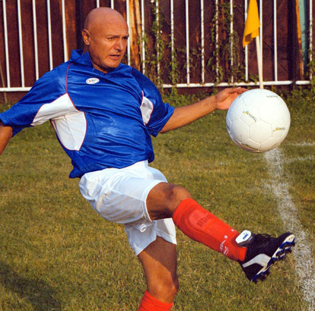 Млада чека, а он пуца пенале