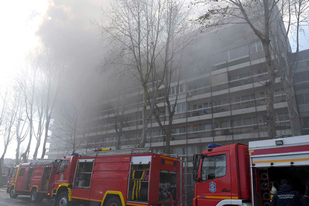 Пожар у шестоспратници, станари евакуисани