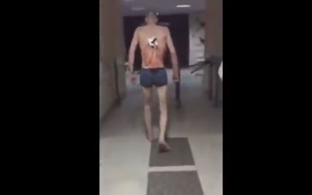 ЈЕЗИВ СНИМАК КРУЖИ ИНТЕРНЕТОМ: Младић са заривеним ножем у леђима тетура ходником болнице (УЗНЕМИРУЈУЋИ ВИДЕО)


