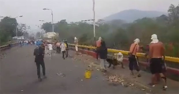 ПОГЛЕДАЈТЕ ЕКСКЛУЗИВНИ ВИДЕО: Ситуација у Венецуели све напетија, лете меци на граници, има рањених