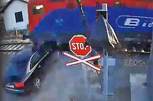 ПРЕЛАЗАК ПРУГЕ КАО РУСКИ РУЛЕТ: Пуком срећом избегнута трагедија у Младеновцу