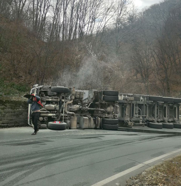 ДРАМА НА ИРИШКОМ ВЕНЦУ: Преврнуо се камион и запалио (ФОТО)