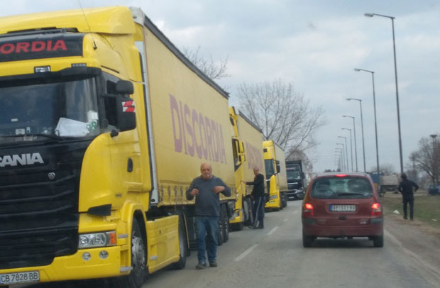 Километарске колоне према граници са Хрватском (ФОТО)