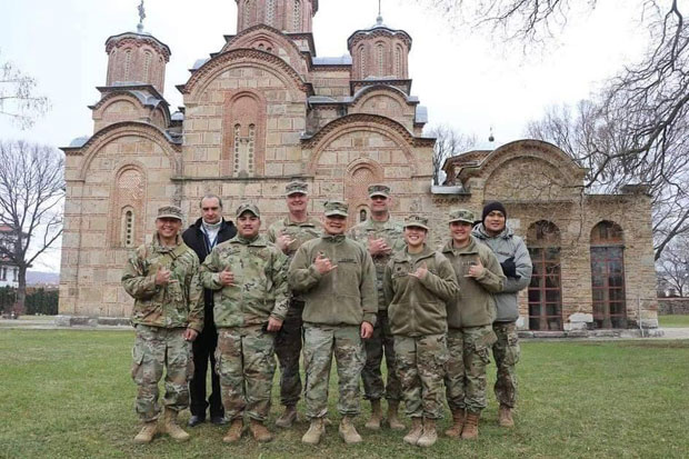 НАТО војници испред Грачанице позирају са сатанистичким поздравом