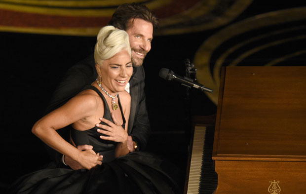 НИСМО У ШЕМИ: Леди Гага демантовала да је у вези са Бредлијем Купером
