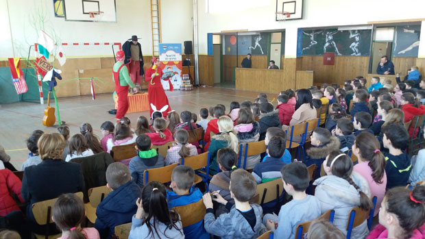 „Позориште без граница“ играло у Поткозарју