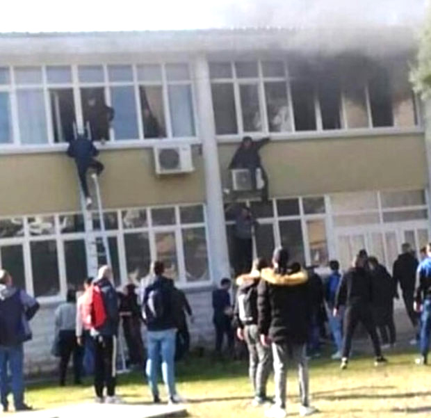 ВАТРЕНА СТИХИЈА ПОЧЕЛА ТОКОМ ПРАКТИЧНЕ НАСТАВЕ: Пожар у школи, повређен наставник, ученици скакали из прозора (ФОТО)
