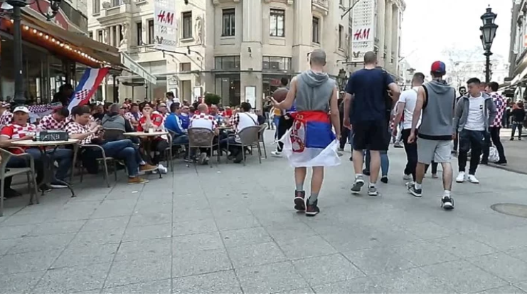 Ушетао са заставом Србије међу навијаче Хрватске у центру Будимпеште, полиција га једва спасила! (ВИДЕО)