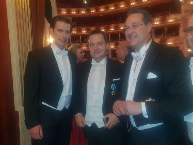 Фрак за бечки бал и аутограми