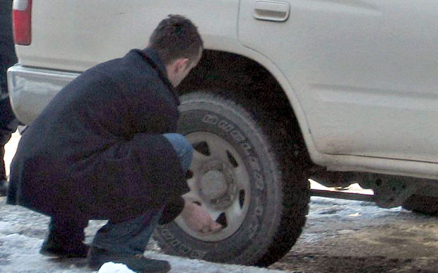 НЕСВАКИДАШЊИ ЗЛОЧИН У ИНЂИЈИ: Ножем исекао 42 гуме?