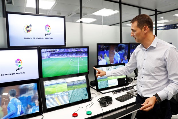 ШПАНЦИ ТЕШКО ВАРЕ ВАР: Нова фудбалска технологија изазвала силне полемике већ у првој сезони