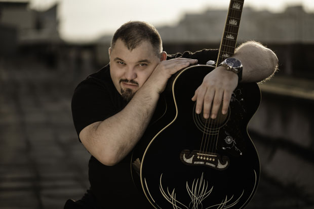 НОВА ЉУБАВНА БАЛАДА ОЛИВЕРА СТОИЉКОВИЋА: Чувам те у сликама без рама, у песмама из прошлих дана... (ВИДЕО)