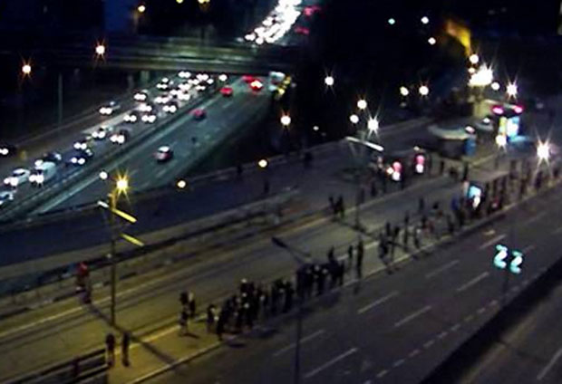 ХАОС НА АУТОКОМАНДИ: Сукоб навијача и полиције, хулигани приведени