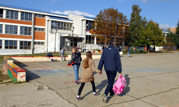 Огромна рупа прети ђацима 