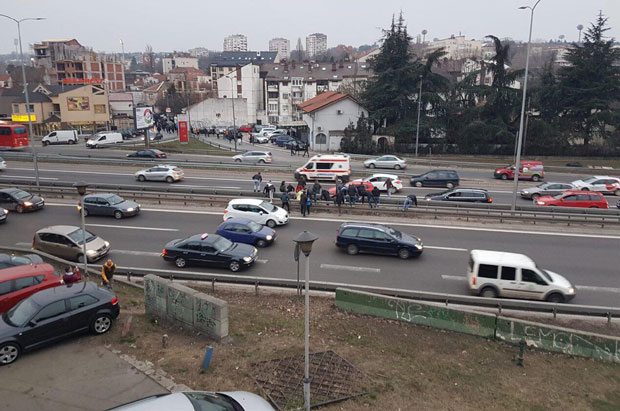 ЛУДИЛО ПРЕД МЕЧ: Звездини навијачи претрчавали Аутокоманду (ФОТО)