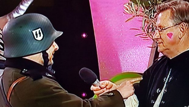 СКАНДАЛ НА ХРВАТСКОЈ ДРЖАВНОЈ ТЕЛЕВИЗИЈИ: Певачи наступили у нацистичким униформама и певали За добра стара времена (ВИДЕО) 