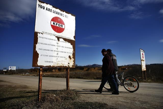 ЈОШ ЈЕДНА ПРОВОКАЦИЈА, СРБИ УЗНЕМИРЕНИ: На згради општине Клокот табла са ознакама тзв.Косова