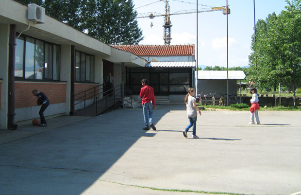 ИЗВЕШТАЈ О СЛУЧАЈУ ИЗ ПИРОТСКСКЕ ШКОЛЕ: Везала дете за стуб