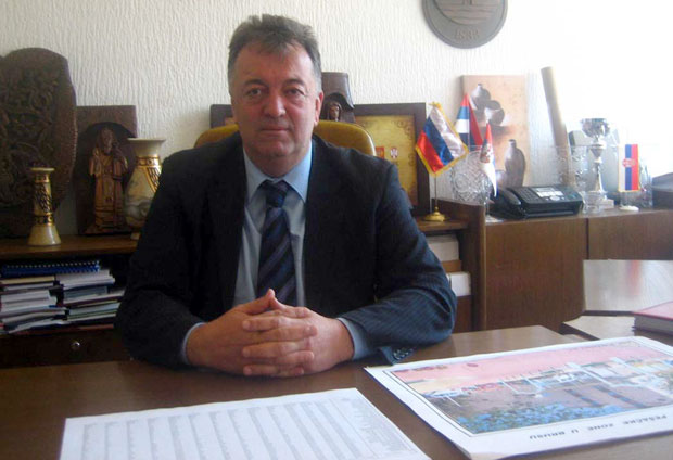 ЗА И ПРОТИВ МИЛУТИНА ЈЕЛИЧИЋА ЈУТКЕ: Цео Брус ратује преко  Фејсбукa