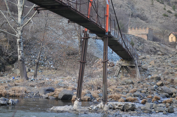 Набујали Ибар додатно оштетио мост ка средњовековном Магличу (ФОТО)