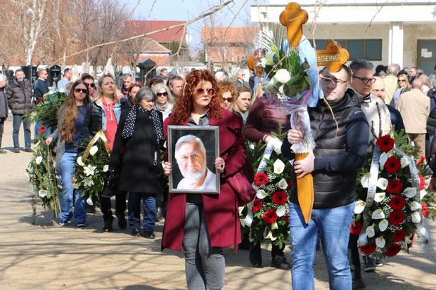 ПОСЛЕДЊИ ПОЗДРАВ: Сахрањен легендарни фото-репортер Вечерњих новости (ФОТО)