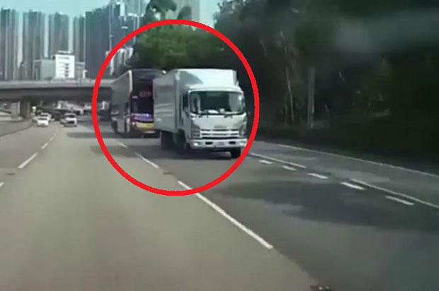 ЈЕЗИВО: Судар аутобуса и камиона, погинула оба возача, 15 особа повређено (ВИДЕО)