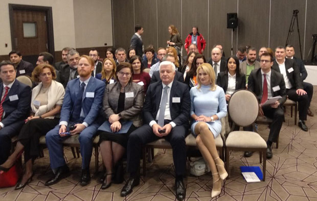 ЦРНОГОРСКИ ПРЕМИЈЕР ОБЕЋАО ПРОМЕНЕ: Мањи порез, већи минималац