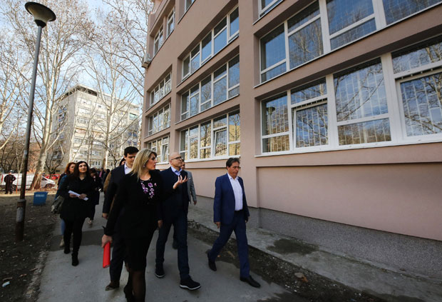 Нови Сад: Греју ђаке отпадом из радионице