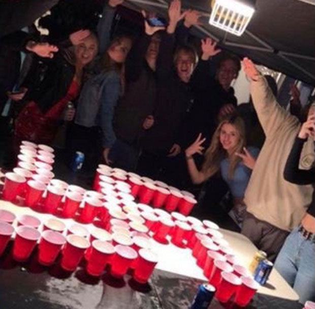 СКАНДАЛ У ШКОЛИ: Ученици користили нацистички поздрав (ФОТО)