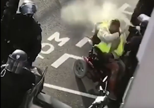 НОВИ ИНЦИДЕНТ НА ПРОТЕСТУ ЖУТИХ ПРСЛУКА: Полицијац у Француској прскао сузавцем инвалида (ВИДЕО)