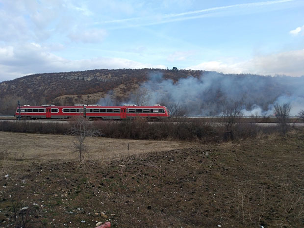 ПОЖАРИ У ПИРОТСКОМ КРАЈУ: Горело крај пруге и коридора