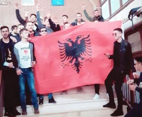 НОВИ СКАНДАЛ У ЦРНОЈ ГОРИ: Ученици Гимназије у Тузима махали заставама и скандирали Добро је бити Албанац