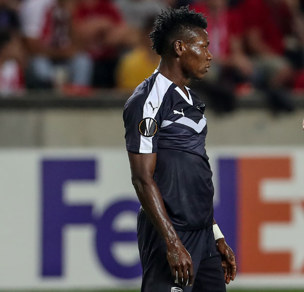 ФУДБАЛЕР БОРДОА НА УДАРУ МАФИЈЕ: Самуелу Калуу отели мајку 