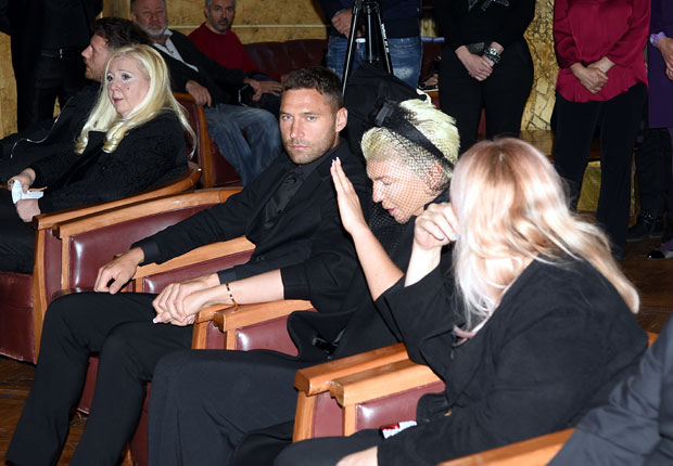 КОМЕМОРАЦИЈА ДИВНИ КАРЛЕУШИ: Учила нас је да чувамо породицу (ФОТО)