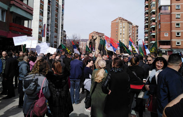 ПРОТЕСТ СРБА НА КиМ: Нећемо са Космета нестати у мраку (ФОТО+ВИДЕО)